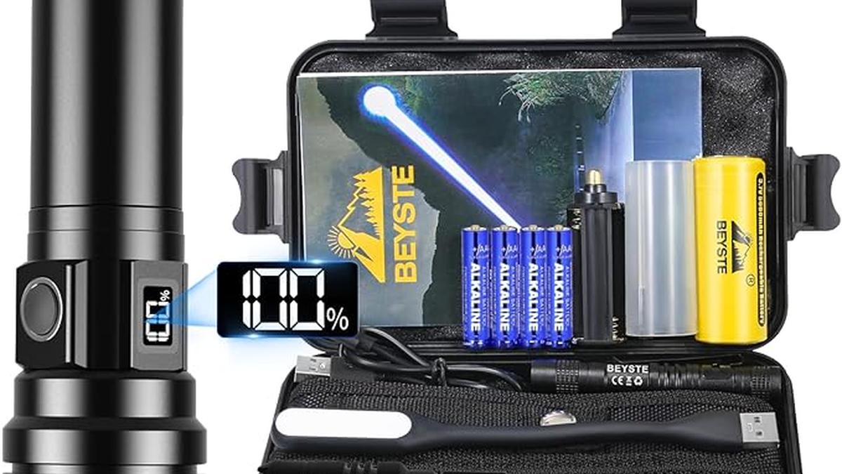 Torcia LED Ricaricabile 1000000 Lumens Zoomabile IPX6 Tattica per Campeggio e Emergenze